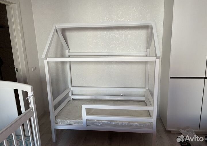 Детская кроватка - домик