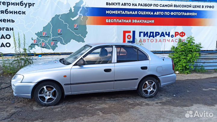 Стекло двери передней правой Hyundai Accent 2 82420-25000