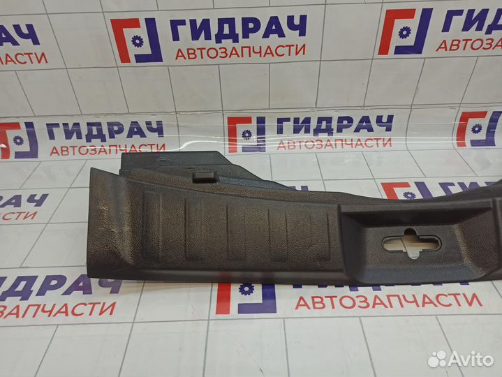 Обшивка багажника на заднюю панель Nissan Roque (T32) 84992-4BA0A