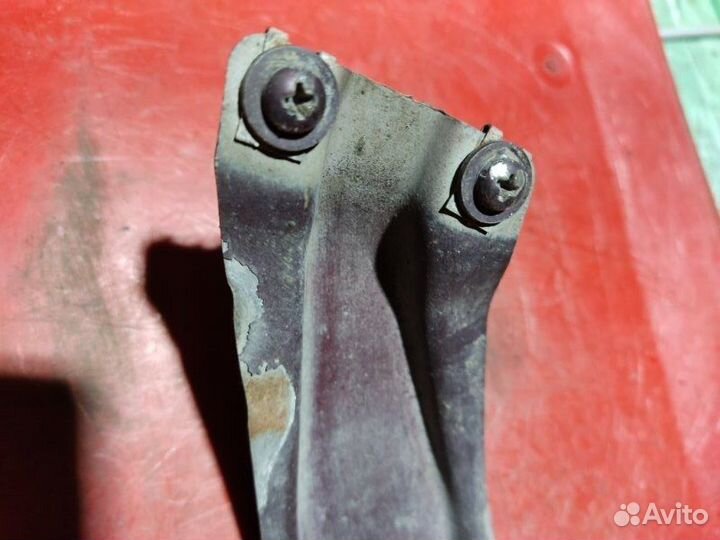 Кронштейн крыла передний правый Audi 100 седан 2.5