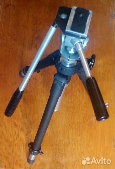 Штатив для видеокамеры