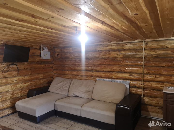 Срубовой дом с баней, беседкой на берегу пруда