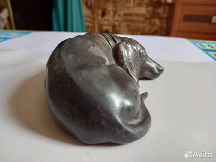 Cтатуэтка,Лежащая такса