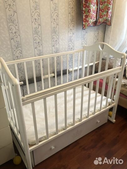Детская кроватка с маятником