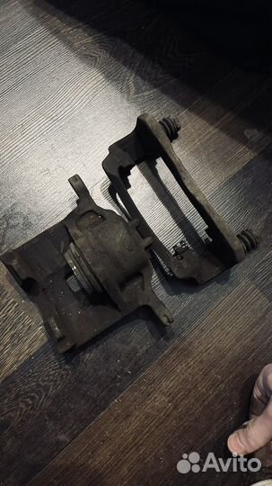 Передние торомзные суппорта Хонда Фит GD4