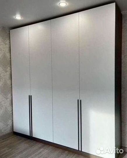 Шкаф с встроенной гладильной доской