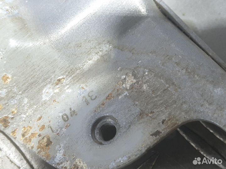 Б/У Кронштейн крепления крыла правый#001