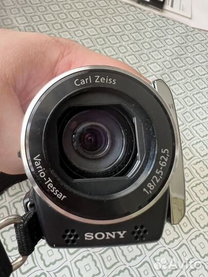 Видеокамера Sony Handycam DCR-SX83E