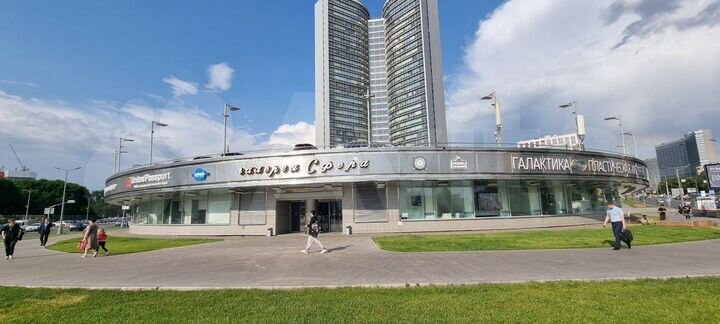 Торговое помещение при входе в ТЦ