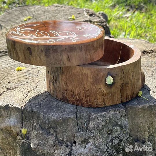Шкатулка деревянная инкрустированная серебром
