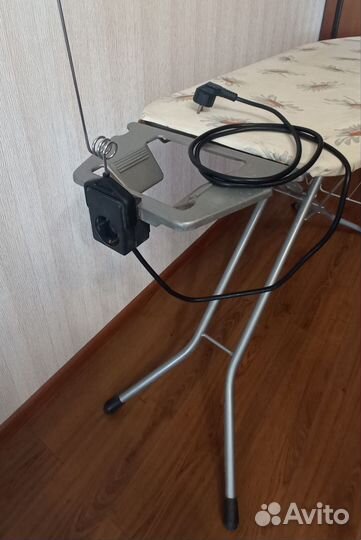 Гладильная доска с розеткой и держателем провода