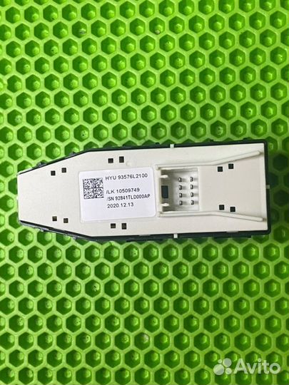 Кнопка стеклоподъемника передняя правая Kia K5 DL3