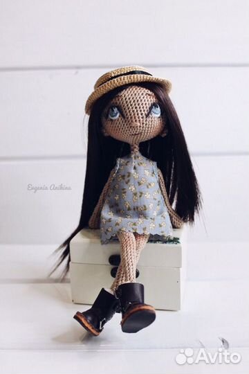 Вязаная интерьерная кукла
