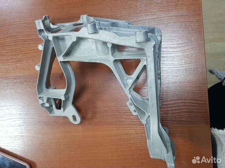 Кронштейн фары передний лев Mercedes-Benz C-Class