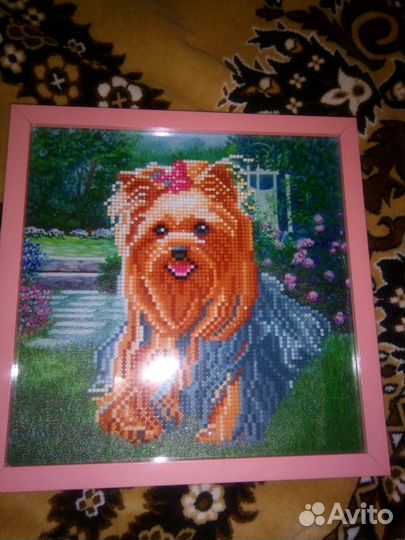 Картира собачка выложена стразами