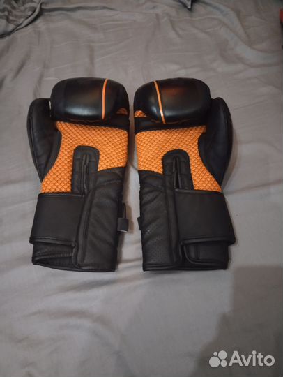 Боксерские перчатки и защита для ног