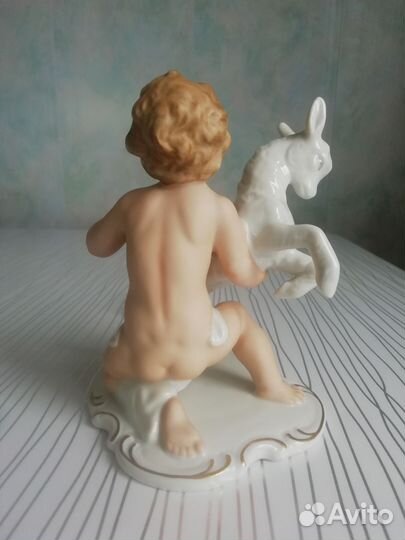 Статуэтка Путти с козленком Германия Wallendorf