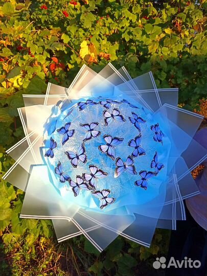 Светящийся букет из 27 бабочек