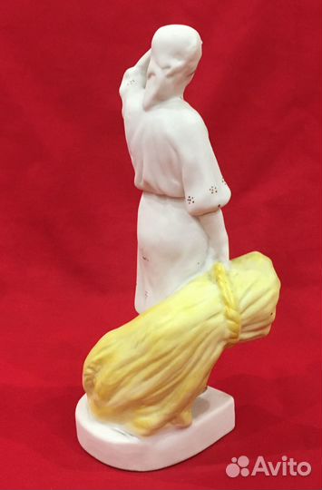 Статуэтка. Бисквит. Колхозница со снопом. СССР