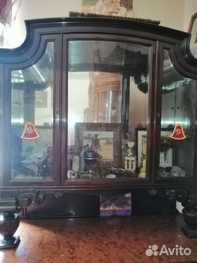 Старинный антикварный шкаф буфет