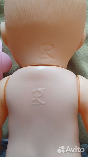 Пупс в одежде с нагрудником