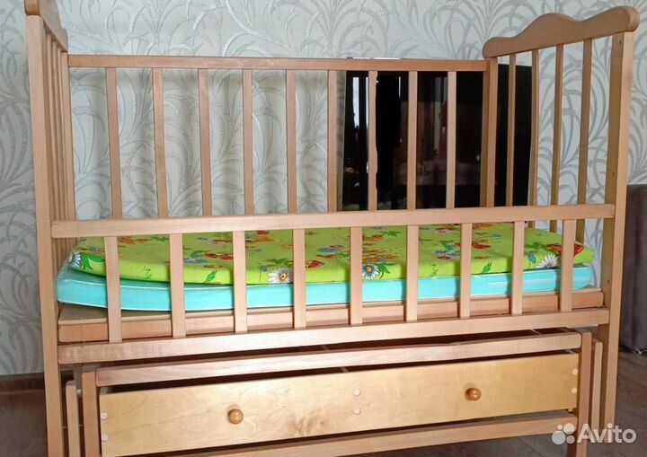 Детская кроватка с маятником и ящиком