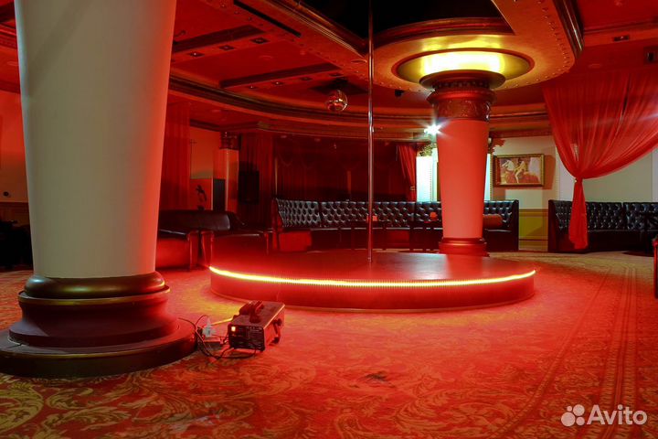 Подиум с Пилоном