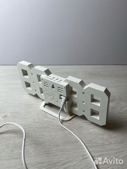 Цифровые настольные часы с будильником