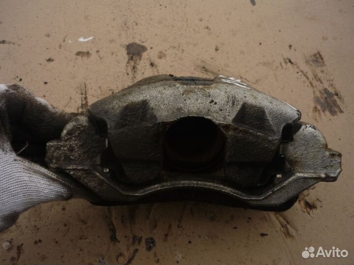 Суппорт передний левый Мазда 6 GG 2.0