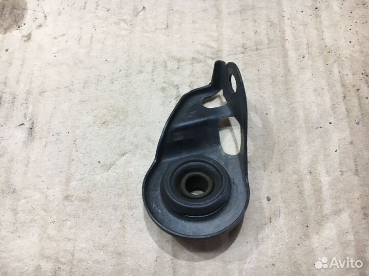 Крепление радиатора Toyota Voxy R70 рестайлинг (2010—2013)