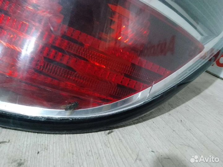 Фонарь задний правый Opel Astra H с дефектом