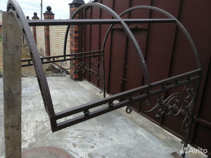 Козырёк над входной дверью