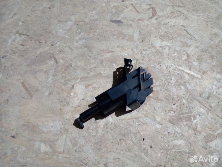 Форсунка омывателя левая Nissan Qashqai J10