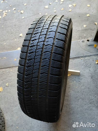 Bridgestone Blizzak VRX2 205/50 R17