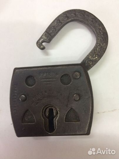 Старинный висячий замок