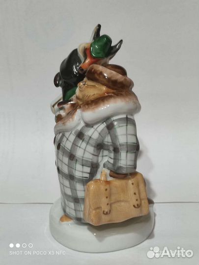 Фарфоровая статуэтка.