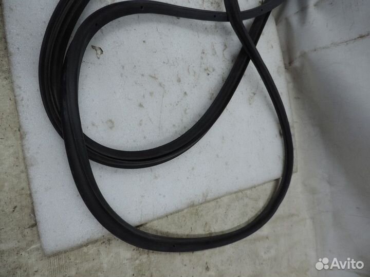 Уплотнитель двери передний правый Nissan March 200