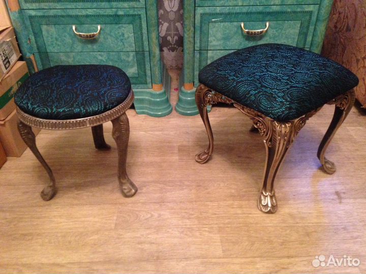 Старинный пуфик на трех ножках