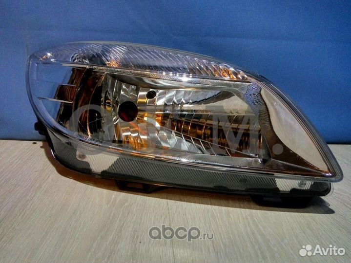 Фара правая Skoda Fabia (2010-2014)