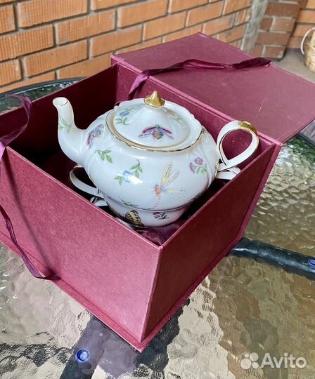 Заварочный чайник и чашка