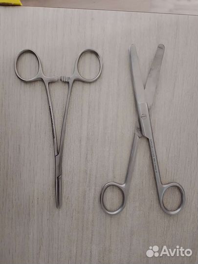 Ножницы и зажим медицинские