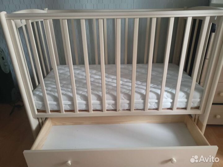 Детская кроватка с маятником и ящиком