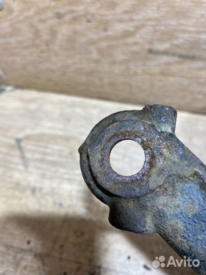 Поворотный кулак левый VW Golf 5 X16