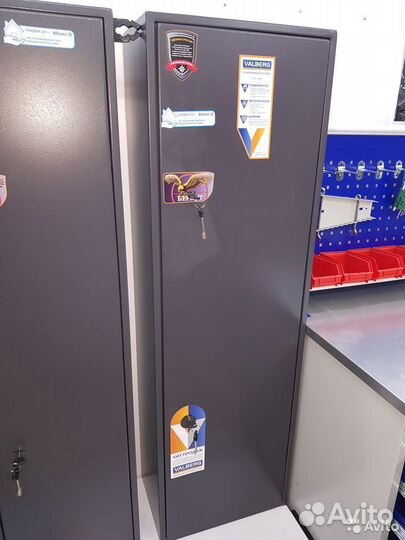 Сейф оружейный на 4-5 стволов с полками