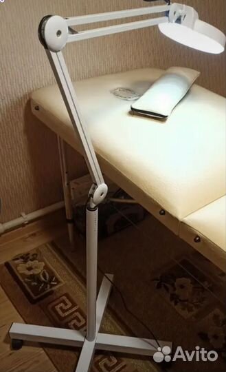 Напольная лампа лупа косметологическая на штативе