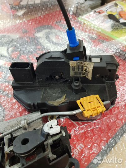 Замок двери передней прав. Opel Astra J рест. 2013