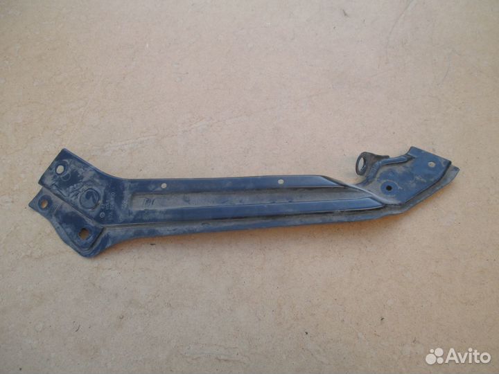 Кронштейн передней панели правый Skoda Karoq 1