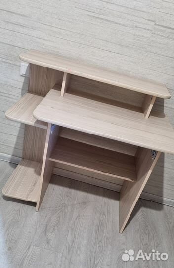 Письменный компьютерный стол