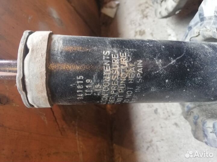 Задние амортизаторы Toyota аvensis 2008г