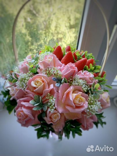 Букет из роз и клубник